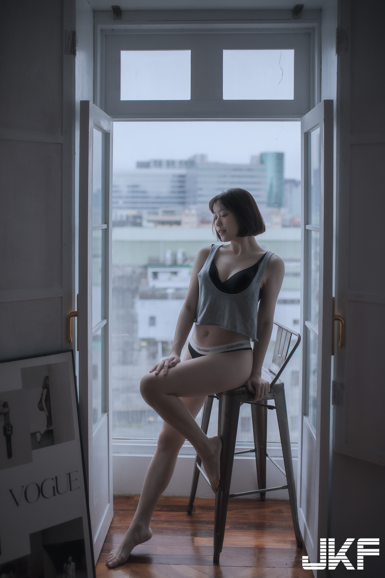 高人氣長腿正妹「芳岑老師」私下好性感！CK內衣爆乳秀翹臀曲線迷人