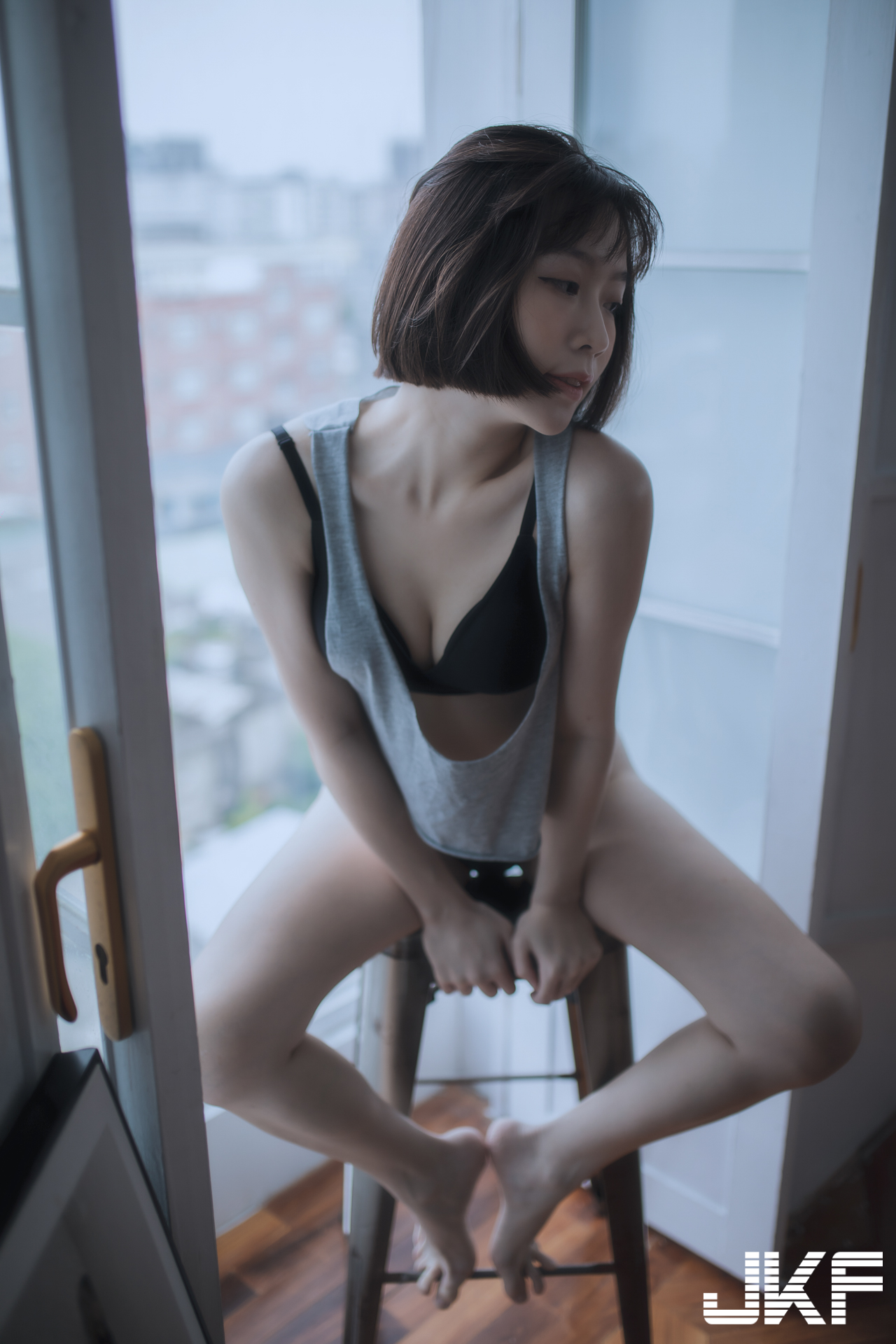 高人氣長腿正妹「芳岑老師」私下好性感！CK內衣爆乳秀翹臀曲線迷人