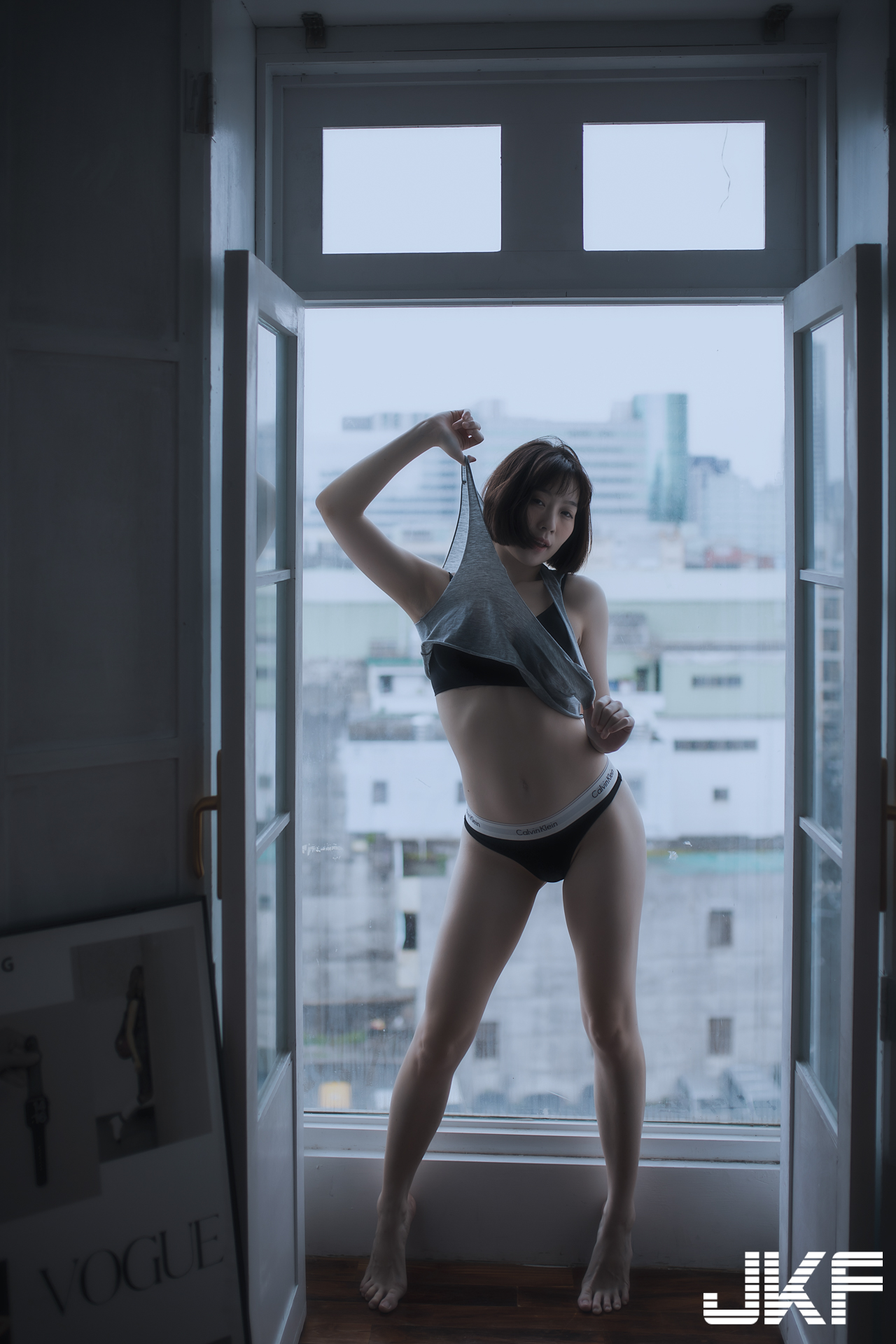 高人氣長腿正妹「芳岑老師」私下好性感！CK內衣爆乳秀翹臀曲線迷人