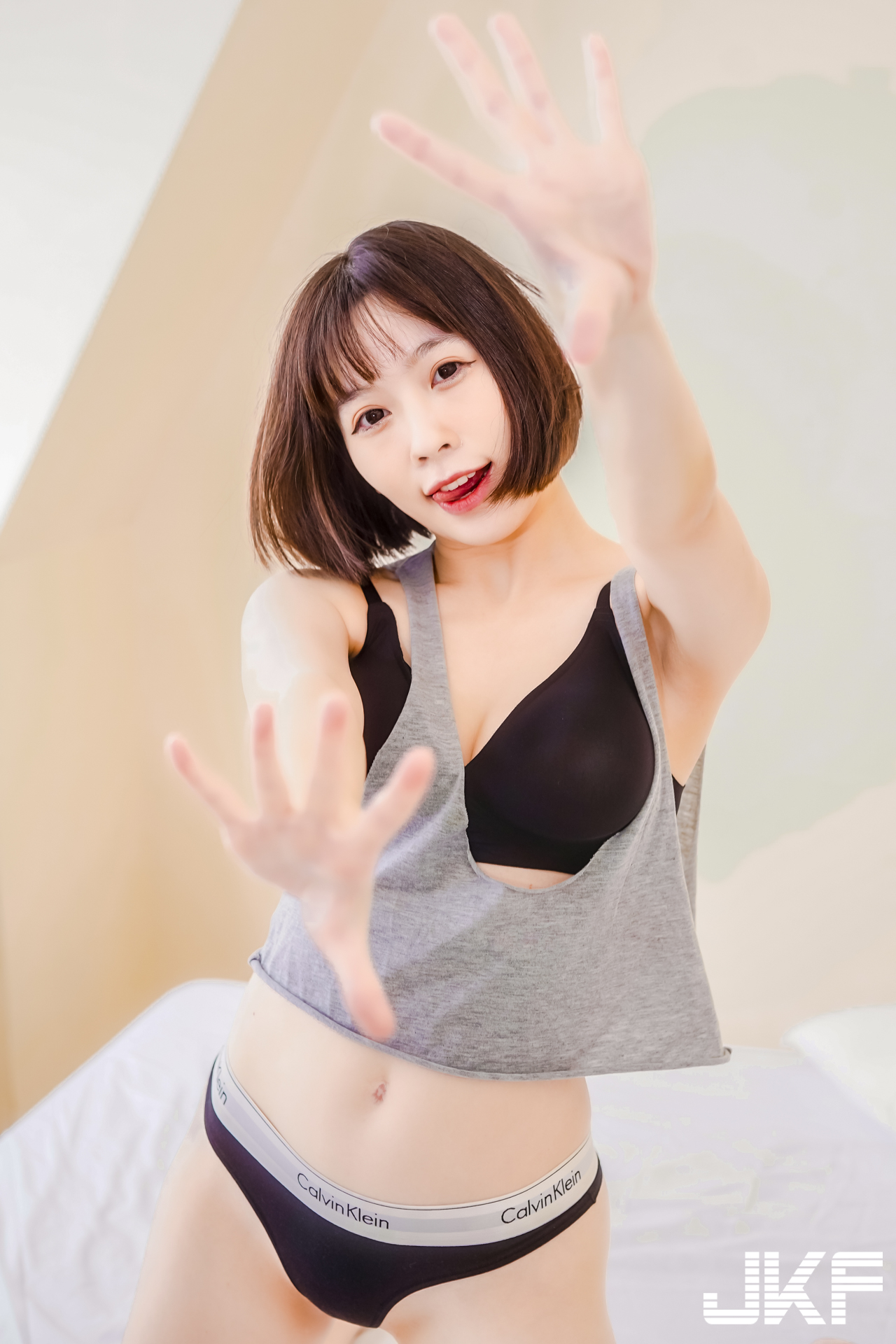 高人氣長腿正妹「芳岑老師」私下好性感！CK內衣爆乳秀翹臀曲線迷人