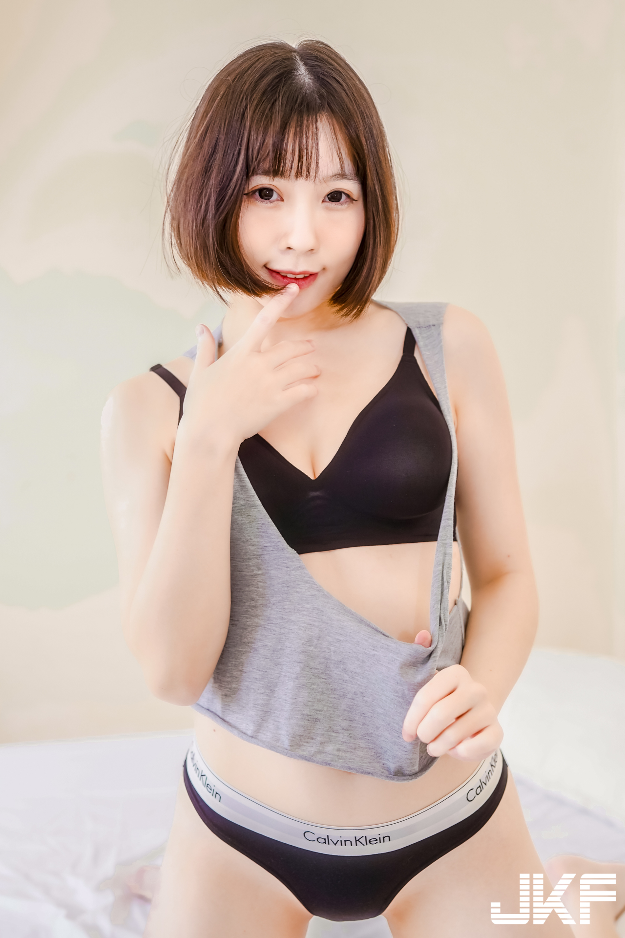 高人氣長腿正妹「芳岑老師」私下好性感！CK內衣爆乳秀翹臀曲線迷人