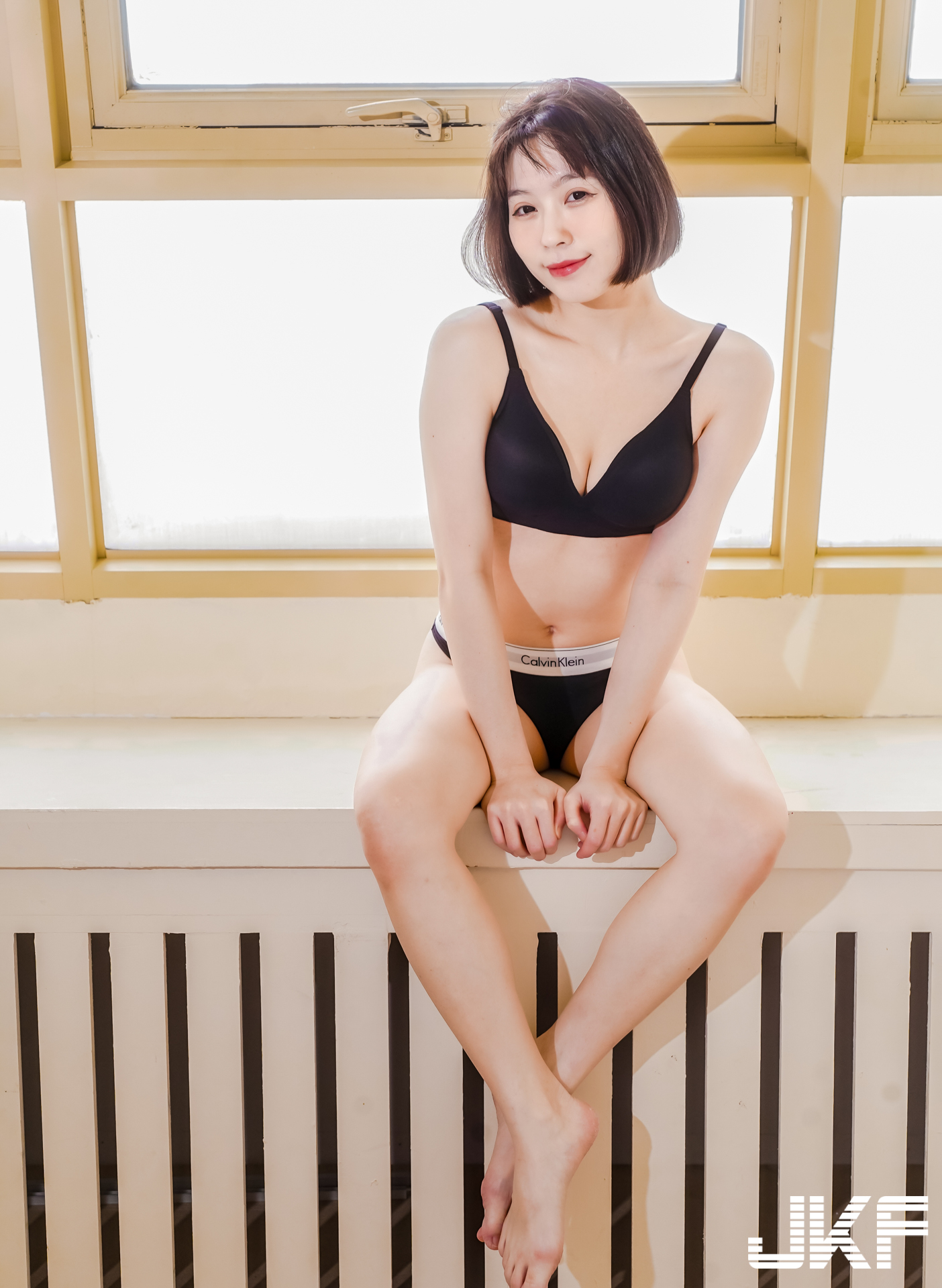 高人氣長腿正妹「芳岑老師」私下好性感！CK內衣爆乳秀翹臀曲線迷人