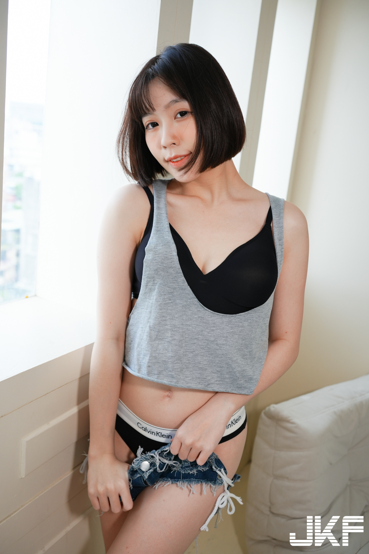 高人氣長腿正妹「芳岑老師」私下好性感！CK內衣爆乳秀翹臀曲線迷人