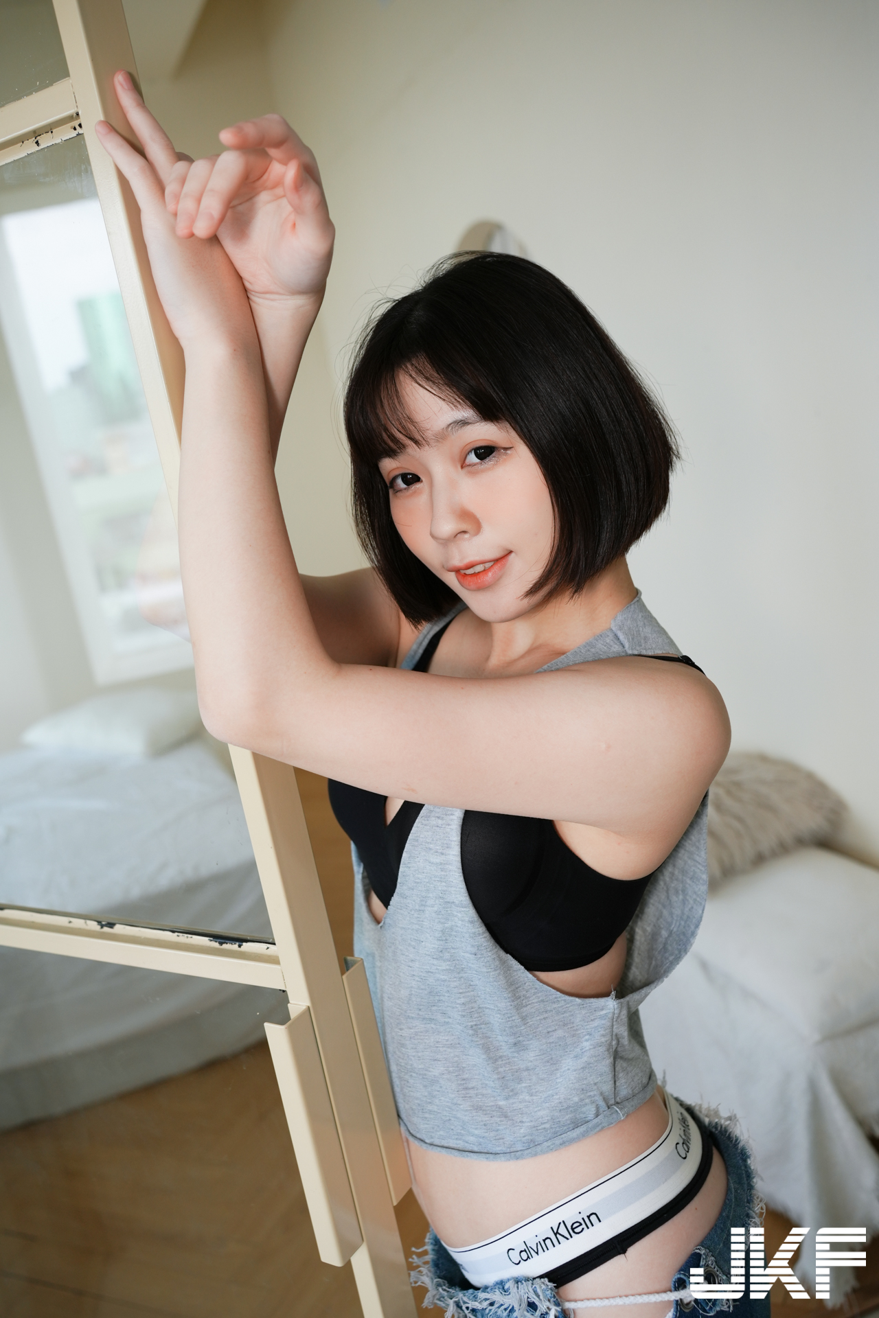 高人氣長腿正妹「芳岑老師」私下好性感！CK內衣爆乳秀翹臀曲線迷人