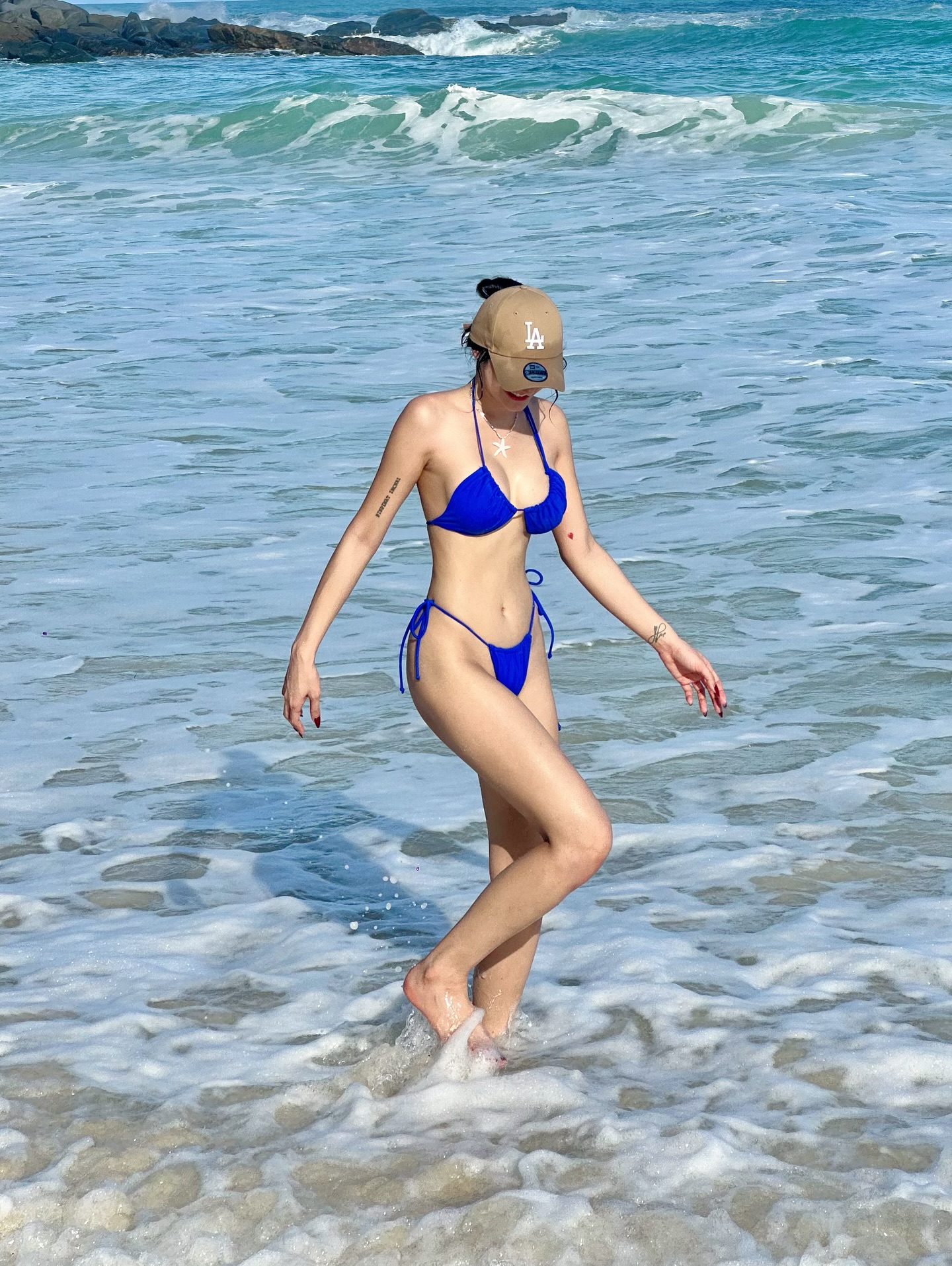 海邊遇見超火辣比基尼美女　完美身材稱霸整個沙灘！