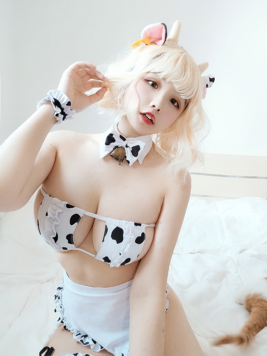 Cosplayer-Ah-Ban-is-very-happy-today-cow-bikini-MissKON.com-027.jpeg