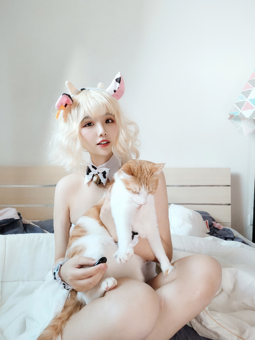 Cosplayer-Ah-Ban-is-very-happy-today-cow-bikini-MissKON.com-035.jpeg