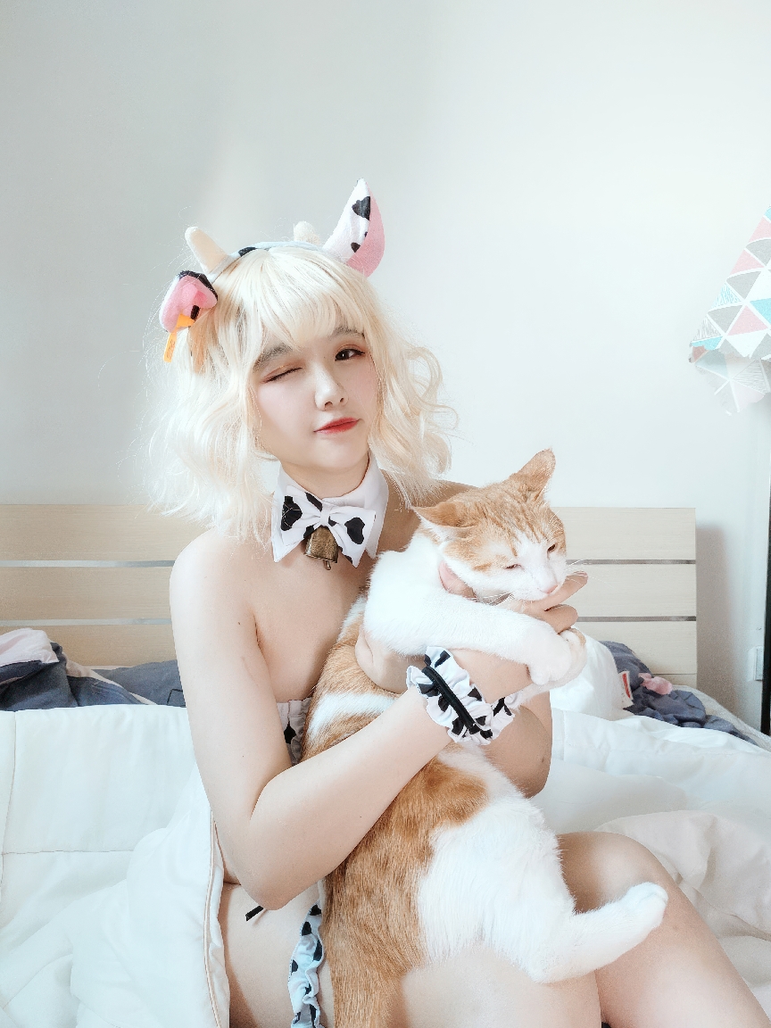 Cosplayer-Ah-Ban-is-very-happy-today-cow-bikini-MissKON.com-036.jpeg
