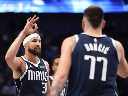 NBA》K湯首秀轟6顆三分彈拿22分 獨行俠「三巨頭」合體輕取馬刺