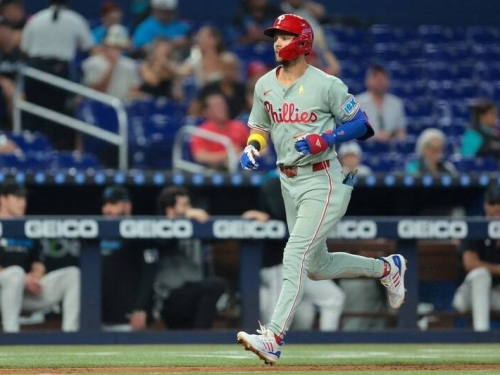 MLB》暫居國聯打擊率、安打雙冠王 費城人球星透納跑壘傷退