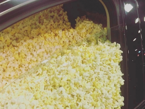 爆米花吃到飽！綠衫軍菜鳥打開愛車...滿滿的爆米花一湧而出！