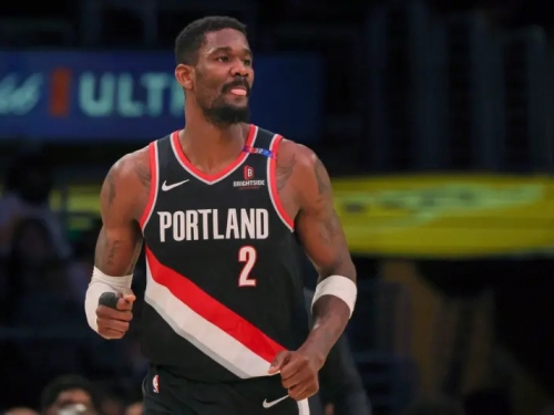 NBA》Ayton掀搶人大戰！公鹿砸錢加入戰局　湖人打感情牌留人