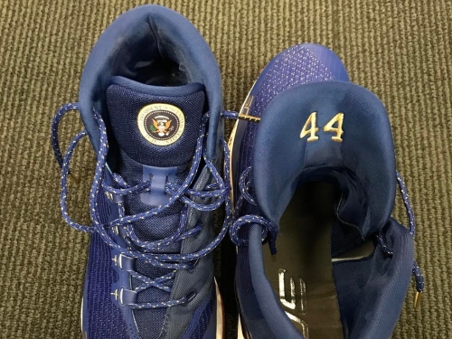 向歐巴馬致敬！ 柯瑞穿紀念鞋出賽 小熊奪冠功臣獻上特製喬丹鞋