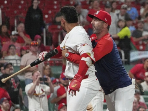 MLB》不解為何遭趕出場！紅雀康崔拉斯爆氣丟球棒 誤打中自家教練