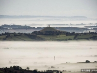 英攝影師捕捉自然奇景　雷電和彩虹同現天空
