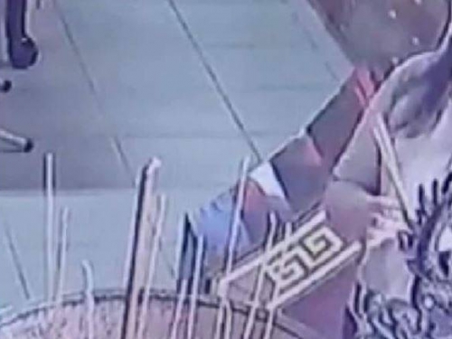 詛咒？挑釁神明？ 男女到宮廟插倒立香 內行人曝「很惡質」