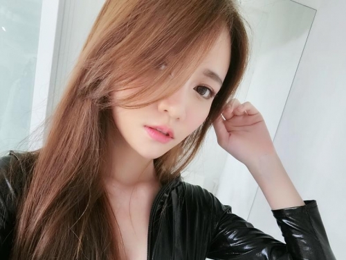 真人版「美乳洋娃娃」好想帶回家！天然高顏值+白皙嫩乳，招牌電眼迷死人！