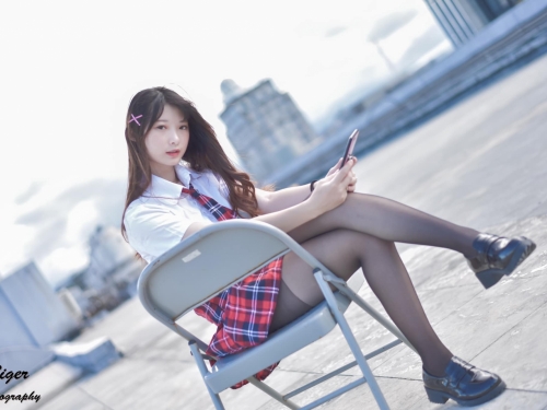 情純制服妹「欣欣 SinSin」學院風制服+透膚黑絲這組合太暴力　嘴角滲出淺淺微笑超夢幻