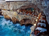 不用奢華浮誇的裝潢！這間崖邊的洞穴餐廳用天然的浪濤岩石美景征服你！