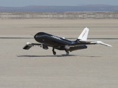 NASA 用變形記憶合金製可摺疊機翼，應付不同飛行情況
