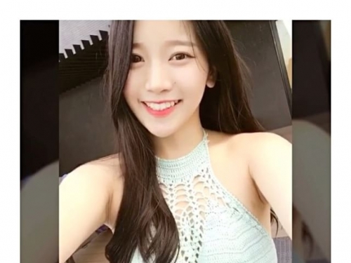 國慶「嘟嘴女」超萌超吸睛，神似南韓女神IU，嘟一個嘴直接電昏電視前的你
