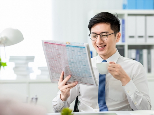 上班看報紙 爽領年薪390萬 他怨無聊怒告公司