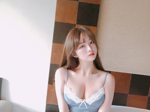 韓國甜美姐姐「김아영」胸前不科學腫脹　白嫩風景總是大方分享