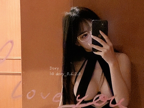 可愛教主Dory飯店自拍辣過頭！性感吊帶內衣只有兩條布包住「白皙圓奶」！