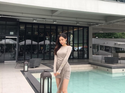性感網拍老闆娘「包臀窄裙」露逆天長腿，讓人想宅配帶回！