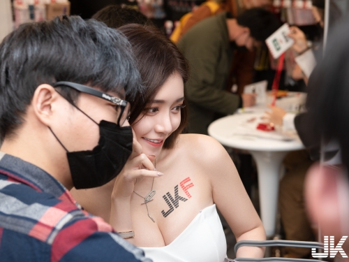 JKF福利攝 x JR store 聖誕感謝祭！人氣女神「酸酸」、「高萱」火辣揭幕！