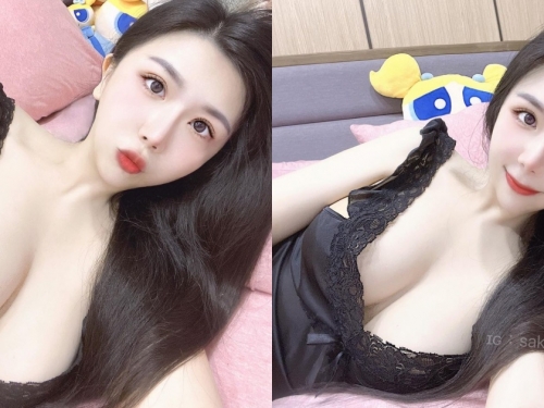 白皙長髮「巨乳正妹」蕾絲睡衣好撩人！側躺在床「雪乳形狀太漂亮」！