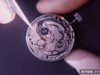 優雅！用1200個時鐘的零件製作連動裝置