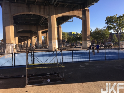 神之手！街頭藝術家MADSTEEZ將20年沒整建的籃球場換上塗鴉新樣貌