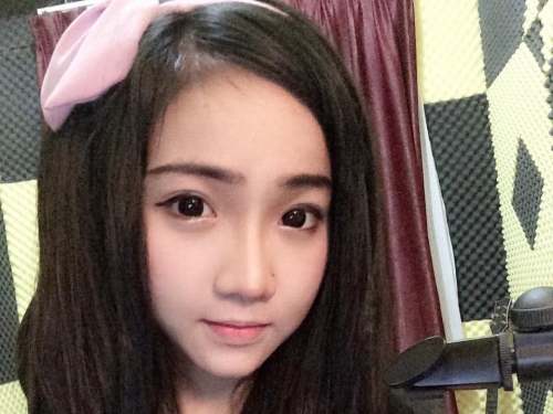 路邊驚見「超正洗碗妹」氣質甜美　換上比基尼後火辣美乳呼之欲出！