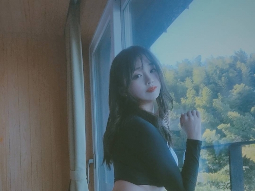 街頭遇到妹好兇！「殘暴乳量」正面襲來，一旁路人只好急忙繞道…