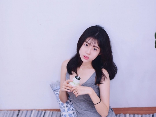 陽光少女起床伸懶腰！超短褲大露「逆天長腿」又白又嫩露出，讓人戀愛啦