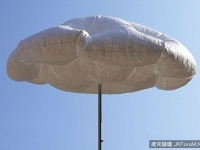 荷蘭推充氣型太陽傘：遇陽光自動打開