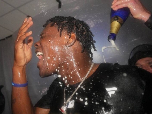 MLB季後賽》「他們把我當他X的小老弟！」洋基奇澤姆香檳浴中擁抱噓聲