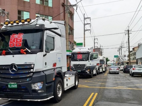 超霸氣娶親！賓士禮車＋6台百萬拖車頭 開到嘉義迎美嬌娘