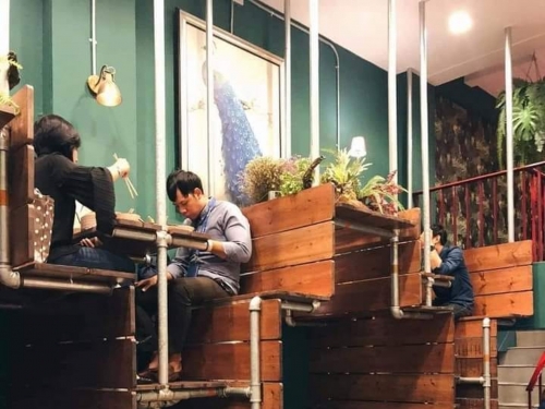 曼谷龍頭！人氣打卡餐廳竟設「雙層座位」，想吃飯還得爬上陡峭階梯