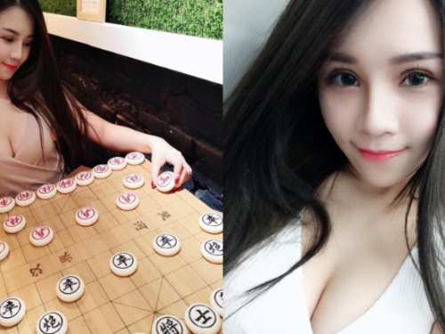 「爆乳棋士」巨乳端出來嚇對手　漫延過楚河漢界的乳量太猖狂！