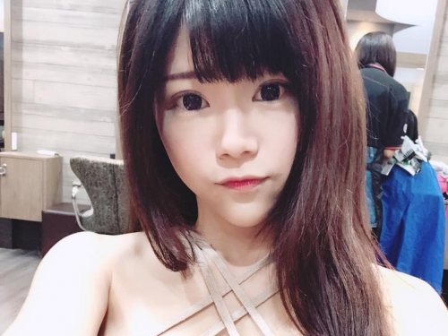 眼睛長輩都會放電！投其所好的「上帝視角」讓雙乳炸出，都快可以放水杯了！