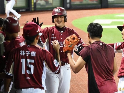 中職》樂天學長們撐陣拚連戰 古久保盼學弟觀察學習