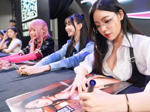 親筆簽名就是香！JKF VIP限定活動...人氣女郎出動　TSE現場福利加碼送～
