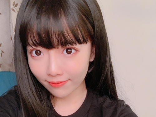 甜美實況主「小希兒」黑髮造型氣質度破表　網友們再度戀愛啦
