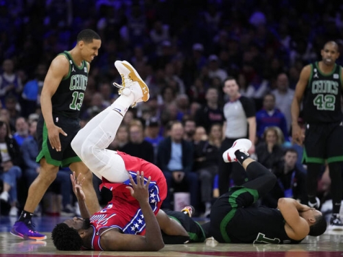 NBA》 驚悚！重量級恩比德踩頭濺血 綠衫軍前鋒下場治療