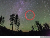 UFO大爆炸　攝影師捕捉到銀河中一閃而過的瞬間
