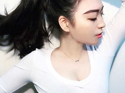 超野性巨乳，衣服包不住！飽滿乳量、深邃事業線，讓人hold不住了啦！
