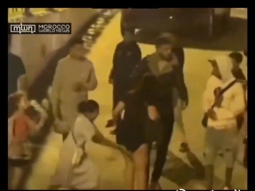 摩洛哥辣妹穿短裙出遊　一路遭青少年集體掀裙觸摸