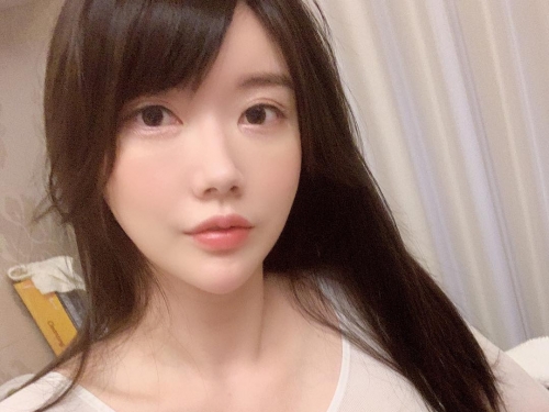 妹子揪吃雞！火辣代名詞「姚采辰」穿低胸散熱　隔壁旅客反而中暑了